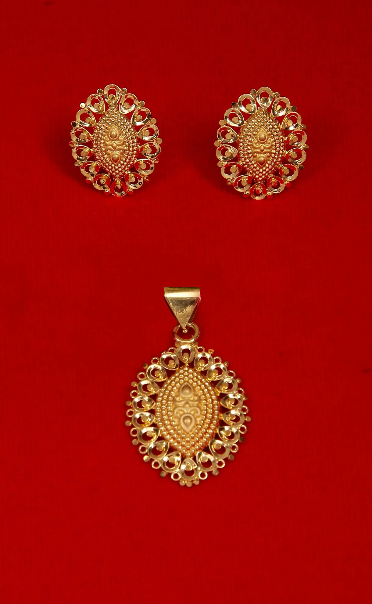 22 KT Designer Gold Pendant Set (D144)