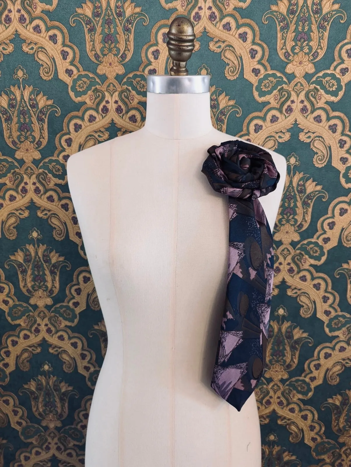 Fuente Rosette Tie Brooch - Carmelo